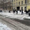 Курсанты чистят тротуары, выбрасывая снег на проезжую часть. Такую сцену...
