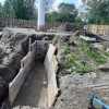 На площадку у «Доброго ангела мира» в Преображенском парке зашли рабочие...