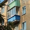 Трехлетний малыш едва не упал с балкона пятого этажа в Подмосковье