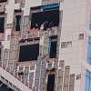 Подростки оккупировали заброшенное здание на Площади Маркса На остановке ГУМ...