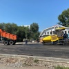 Верхний слой асфальта укладывают сегодня на улице Пирятинская в Абакане. 