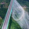 Круглая радуга появилась под самым высоким мостом в мире в Китае.