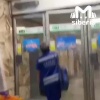 На место уже прибыли сотрудники скорой помощи. 🌇...