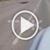 Ямы на дороге засыпают старым асфальтом