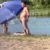 В Киеве озабоченный пузатый мужчина мастурбировал на пляже при детях