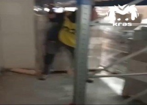 Работник склада красноярского алкомаркета ушёл в разнос прямо на работе....
