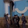 Патруль Росгвардии задержал в Петербурге четверых подростков 16–17 лет, которые пытались с альпинистским снаряжением залезть по водосточной трубе на крышу Смольного собора ради селфи.