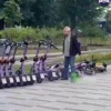 Мужчине чем-то сильно не угодили самокаты, в следствие чего решил заняться...