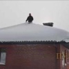 В Подмосковье мужчина одним прыжком счистил снег с крыши дома.