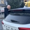 Таксист вытолкнул пассажирку из машины прямо на дорогу в Новосибирске