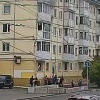 Дорожные рабочие спасли ребёнка при пожаре в жилом доме в Мурманске, они поймали его на натянутое одеяло.