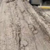 Фуры тонут в грязи, машины застревают. Всё это происходит на участке трассы...