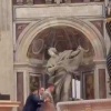 Буйный скуф обоссал алтарь для исповеди в соборе Святого Петра прямо во время службы