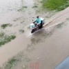 Потоп — потопом, но заказы доставить нужно. Курьер года найден в Москве...