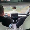 Лол, чувак случайно разбил панораму в Tesla своей ГОЛОВОЙ — краш-тест российскими дорогами электрокар явно не прошёл.