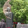 Поклонники Виктора Цоя несут цветы на его могилу в Петербурге