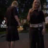 У зумеров появился очередной тренд в TikTok, называется — «догони друга с ДЦП».