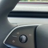 В 2023 году Tesla убирает рычажок с поворотником из машин. В 2025 году компания начала продавать поворотники как допопцию за ₽48 тысяч.