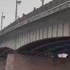 Петербуржцы освежаются и прыгают в Неву с Литейного моста. 🇷🇺 Источник: ЧП ПИТЕР