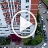 Жёсткие кадры: живодёр вытащил кота за шкирку через окно и ударил его о фасад дома