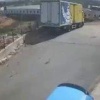 Мужчина в Израиле в последний момент смог выпрыгнуть из грузовика, который на скорости пробил ограждение и слетел с обрыва.