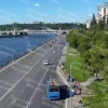 На Бережковской набережной водитель легковушки резко подрезал автобус, чтобы успеть повернуть направо.