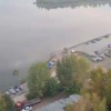 Масляное пятно плывет по Енисею в районе Октябрьского моста. На этот раз оно...