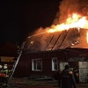 6 газовых баллонов пришлось вытаскивать пожарным из гаража, полного горящего топлива