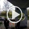 В Екатеринбурге водитель чуть не сбил ребенка, а потом ударил его возмущенную мать