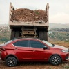 Индийцы устроили седану Tata Aeris краш-тест на максималках — на машину высыпали сразу 20 тонн гравия.