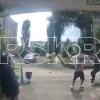 В Орске охранник местной Пятерочки избил двух подростков металлической трубой. Мужчина заподозрил школьников в краже пакетика сухариков из торгового зала