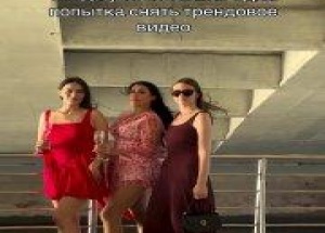 Девушки хотели снять трендовое видео, проплывая по реке на фоне храма Василия...