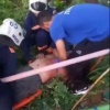 Застрял между лавочкой и оградой: спасатели вызволяли мужчину в Новосибирске