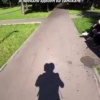 Пара решила прокатиться на одном электросамокате вдвоём и получила от сервиса штраф 100 тысяч рублей.