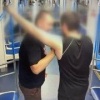 Двое пассажиров подрались в метро Один из них избил другого головой и...