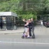 Ребята умудрились прокатиться на самокате вчетвером 🌇 Источник: ЧП Новосибирск