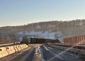 На Гусинобродском тракте со вчерашнего вечера лежит перевернутая фура.