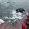 В Новосибирске фонтан стал настоящей общественной баней для двух цыганских женщин и их детей.