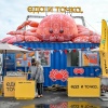 🦀Шаурма и мороженое с крабом: во Владивостоке на обновленной Спортивной набережной стартовал гастрономический фестиваль