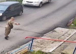 Во Владивостоке вооружённый мужчина в военной форме приставил пистолет к женщине у детского сада