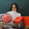 Учителям нельзя дарить подарки дороже 3 тысяч рублей, напомнили в Госдуме