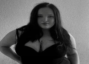 Оставила девочку с 8-месячным братом: В Екатеринбурге девушка вышла в магазин за алкоголем, а ее 3-летняя дочь в этот момент выпала из окна