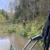 Рыбак провел три дня в лесу после того, как выпал из лодки на реке Сисим во...