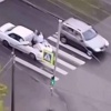 Полиция оштрафовала женщину за перевоз людей на капоте