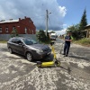 В Екатеринбурге подростки вдвоём на одном самокате столкнулись с машиной.