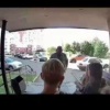В Новокузнецке на улице Звездова, 22, пьяный мужчина напугал подростков своим странным поведением.