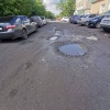 Асфальт уплывает: у жителей высотки на Кирова исчезает дорога