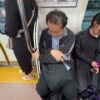 Извращенец заранее выставил руку в метро, дожидаясь, пока жертва сама коснется её при толчке