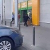 Мигранты избили полицейского за попытку уладить конфликт у ТЦ в Подмосковье.