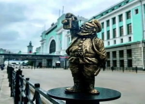 Везунчик-машинист поселился у вокзала Новосибирск-Главный. Он стоит у входа в...